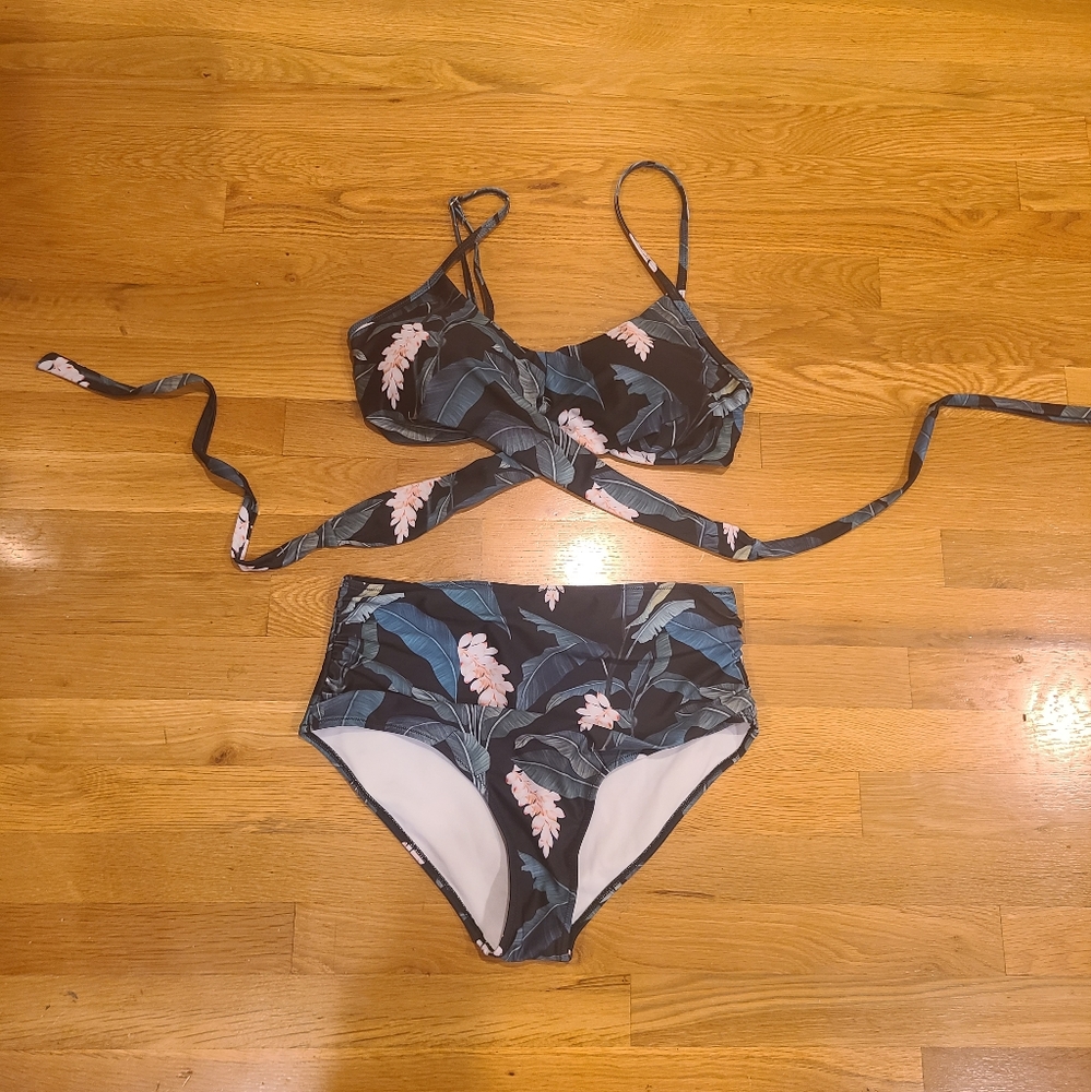 NWOT Bikini - Size Large Top/X-Large Bottom